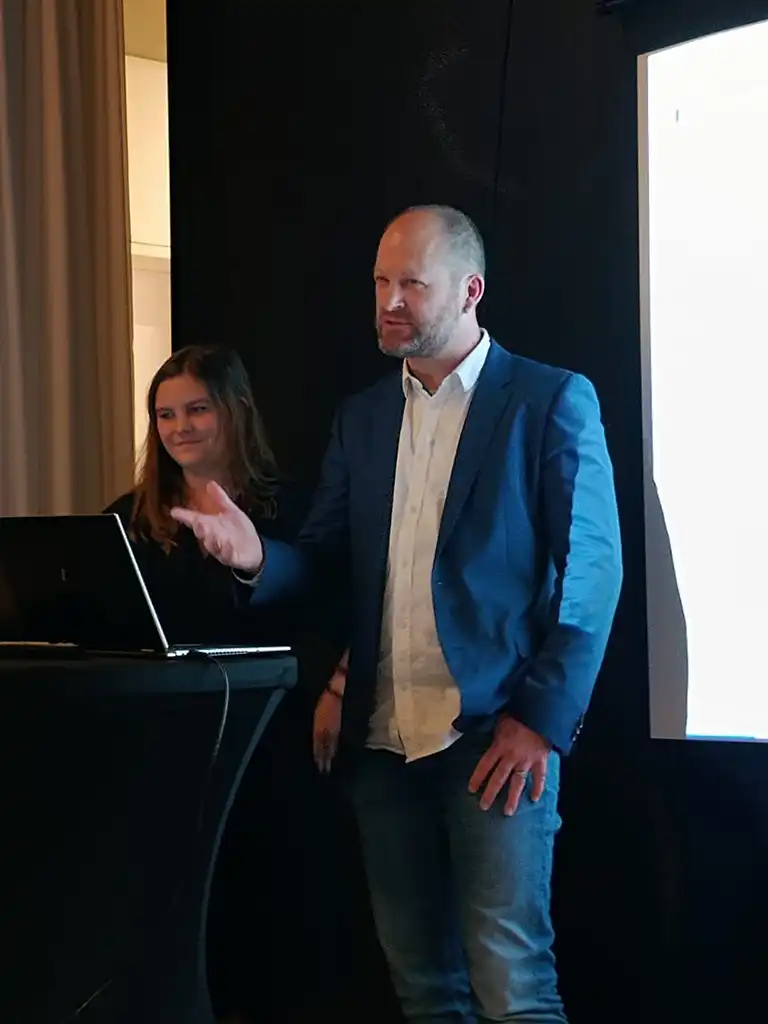 Hendrik talking in front of the screen